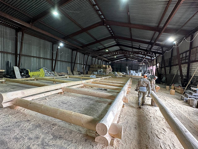 Сруб бани из бревна в канадский замок